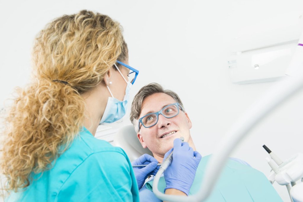 dr leticia rodriguez et un client a la clinique de barcelone