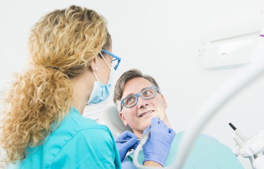 dr leticia rodriguez et un client a la clinique de barcelone