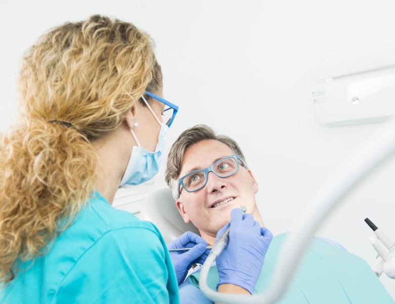 dr leticia rodriguez et un client a la clinique de barcelone