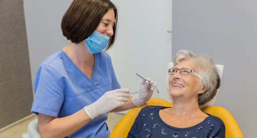 Dr Erika Balazs et une patiente