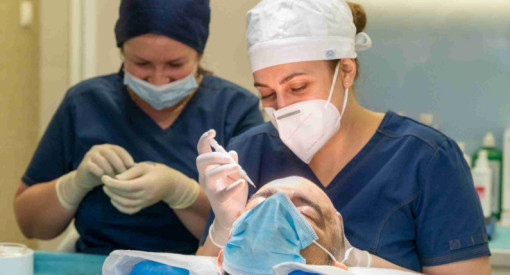 Dr Tess réalise une greffe de cheveux