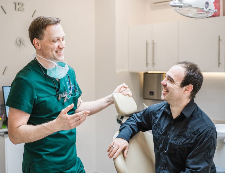 dr mercz et un patient en consultation