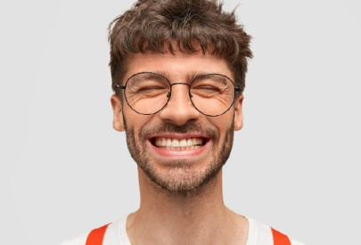 sourire homme implant dentaire