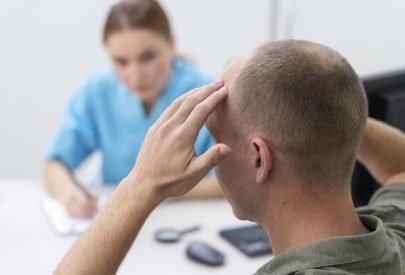 homme avec une perte de cheveux et son médecin