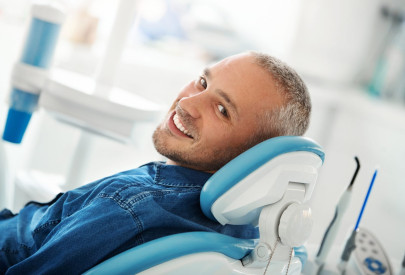patient souriant pour un soin dentaire