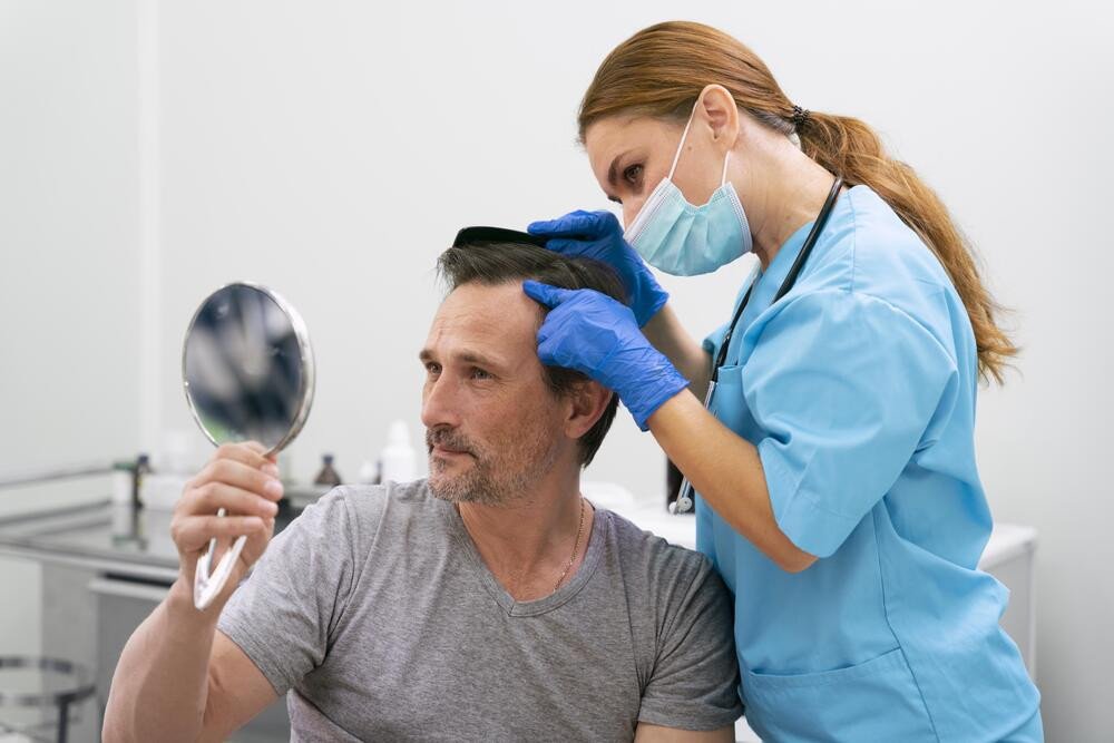 patient pendant une greffe de cheveux