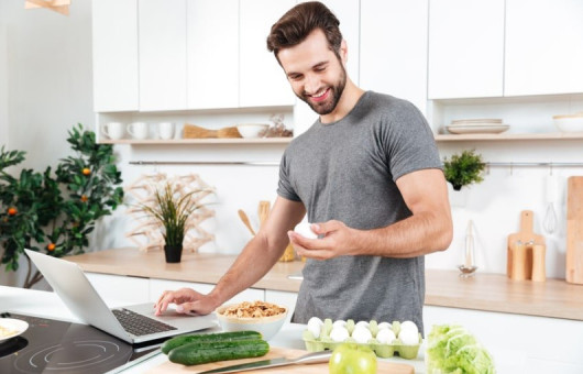 homme qui prepare un repas equilibre