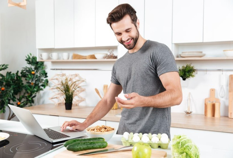 homme qui prepare un repas equilibre