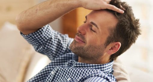 homme qui prend soin de ses cheveux