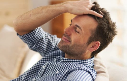 homme qui prend soin de ses cheveux