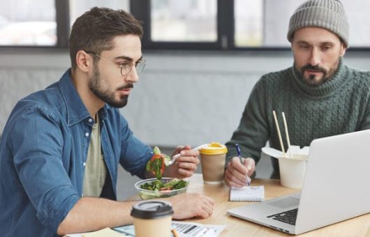 hommes en train de manger équilibré après une greffe de cheveux