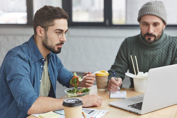 hommes en train de manger équilibré après une greffe de cheveux