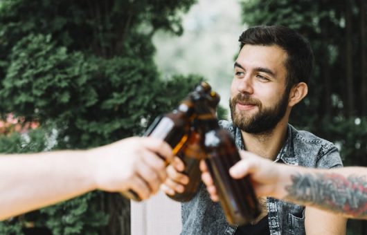 groupe amis qui boit une bière