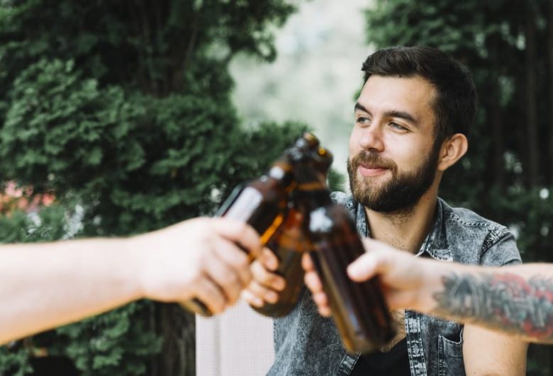 groupe amis qui boit une bière
