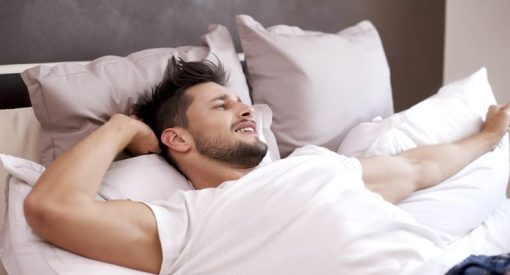 homme qui dort apres sa greffe de cheveux