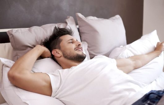 homme qui dort apres sa greffe de cheveux