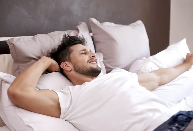 homme qui dort apres sa greffe de cheveux