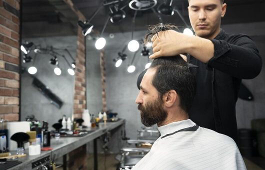 Passer chez le coiffeur après une greffe de cheveux