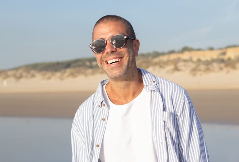 Modèle homme au soleil