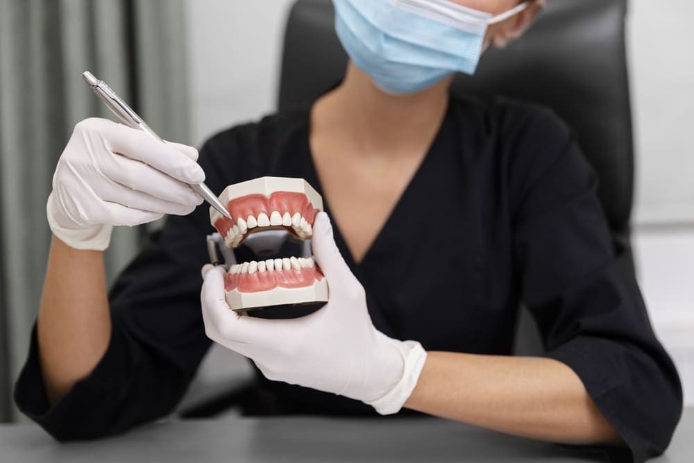 dentiste qui présente la solution des implants all on 4