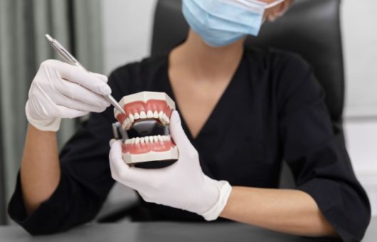 dentiste qui présente la solution des implants all on 4