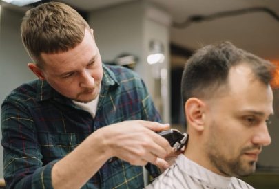 Coiffeur qui rase son patient après une greffe de cheveux