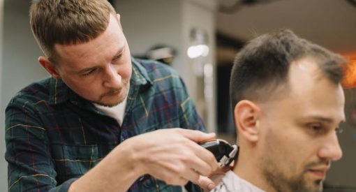 Coiffeur qui rase son patient après une greffe de cheveux