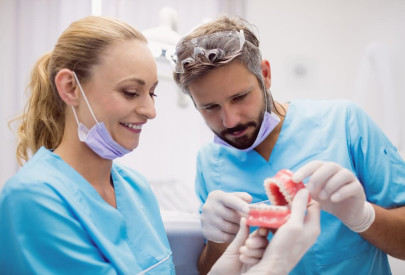 Chirurgiens dentaires avec une prothèse dentaire