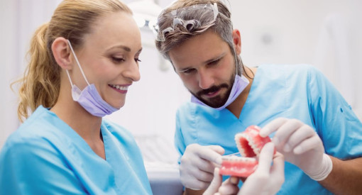Chirurgiens dentaires avec une prothèse dentaire