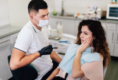 femme qui ressent une sensibilité dentaire