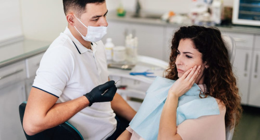 femme qui ressent une sensibilité dentaire