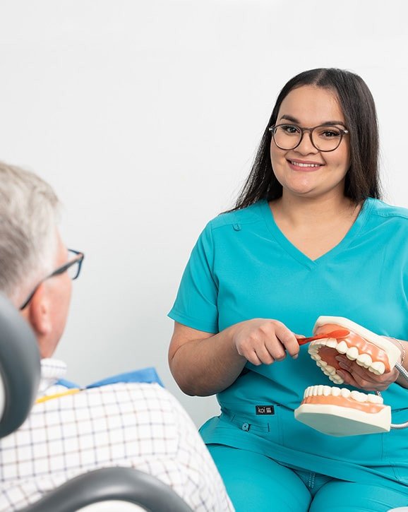 Nasssira expliquant le brossage de dents à un patient