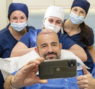 selfie patient et équipe médicale après greffe de cheveux