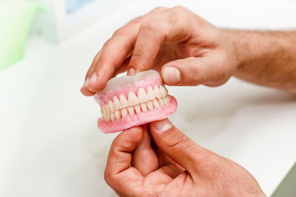 prothèse dentaire complètes en nylon flexible sur la main