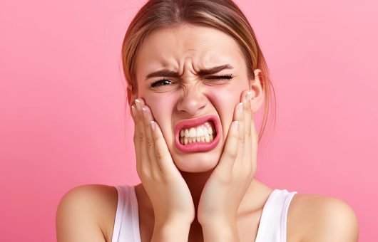L'importance de l'hygiène dentaire dans la prévention du déchaussement des dents - Vue rapprochée de la gencive récessive et des dents avec signes d'inflammation