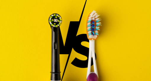 Comparaison entre une brosse à dents électrique et une brosse à dents manuelle sur fond jaune avec un 'VS' en arrière-plan.