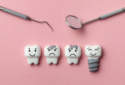 Outils dentaires et figurines de dents montrant différentes expressions pour illustrer une carie dentaire.