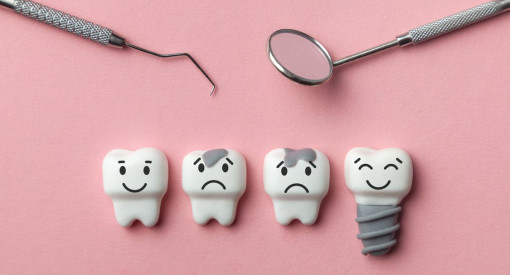 Outils dentaires et figurines de dents montrant différentes expressions pour illustrer une carie dentaire.