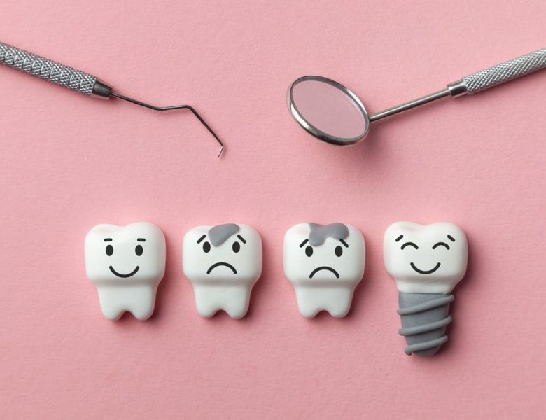Outils dentaires et figurines de dents montrant différentes expressions pour illustrer une carie dentaire.