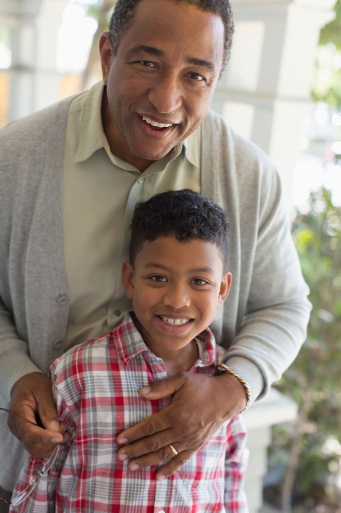 Homme âgé et enfant illustrant les facteurs génétiques dans la santé dentaire.