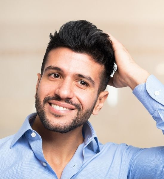 Homme content de sa greffe de cheveux, il a du volume et retrouve le sourire