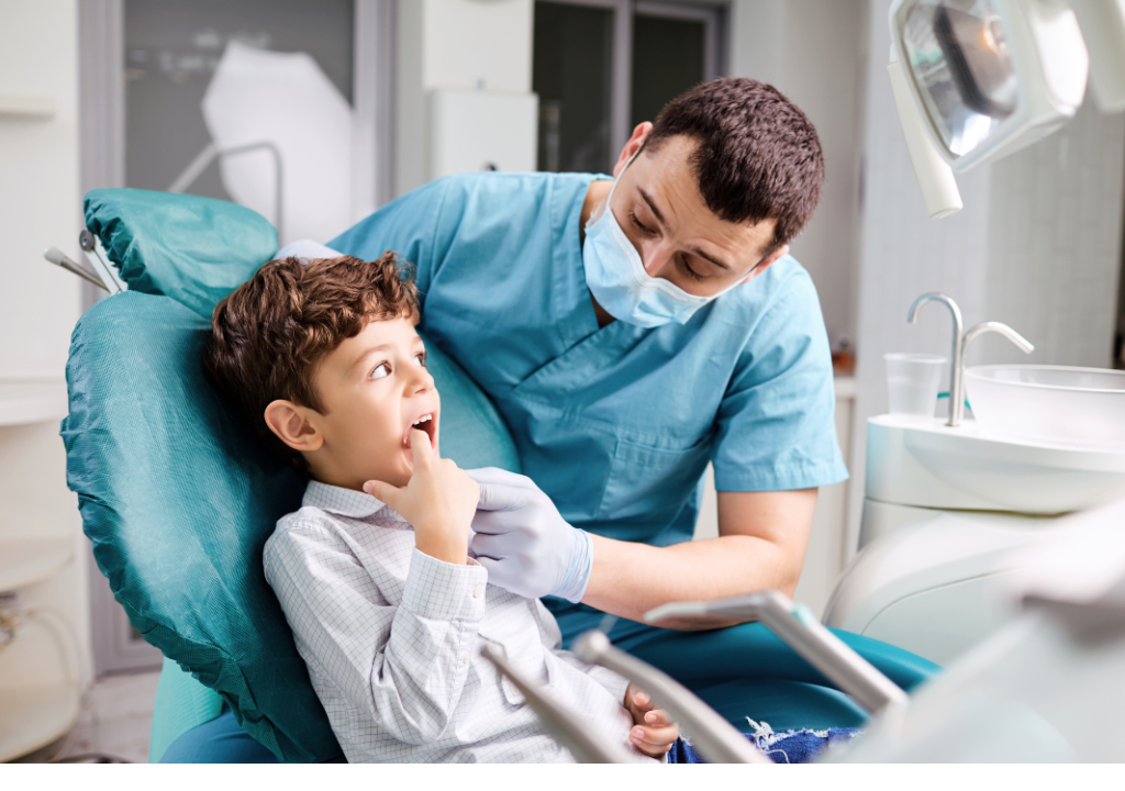 Rendez-vous chez un dentiste pour un mal de dents ou gencives qui saignent