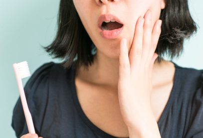 personne ayant des douleurs aux dents à cause d'une parodontite