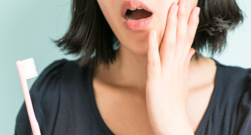 personne ayant des douleurs aux dents à cause d'une parodontite