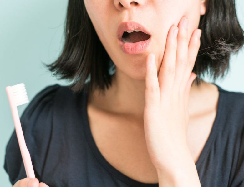 personne ayant des douleurs aux dents à cause d'une parodontite