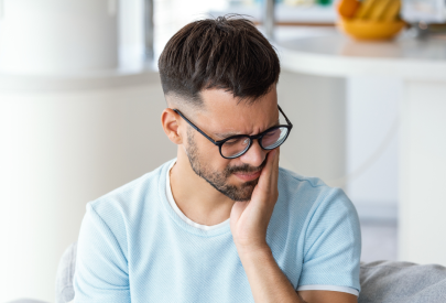 homme souffrant d'un mal de dents appelé pardodontite
