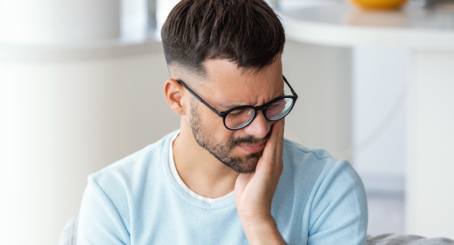 homme souffrant d'un mal de dents appelé pardodontite