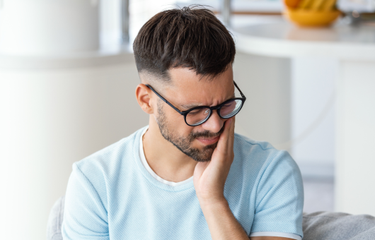 homme souffrant d'un mal de dents appelé pardodontite