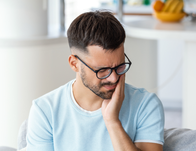 homme souffrant d'un mal de dents appelé pardodontite