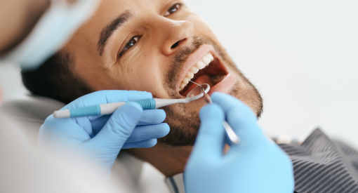 homme qui se fait poser une prothèse dentaire fixe et toutes les étapes de chirurgie